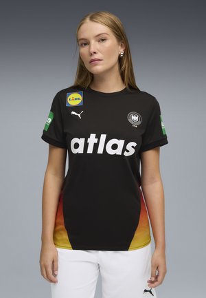 Maglia atletica nera con la scritta "atlas" in bianco sul davanti. Presenta pannelli laterali sfumati dal arancione al giallo. Include il logo Puma e toppe degli sponsor.