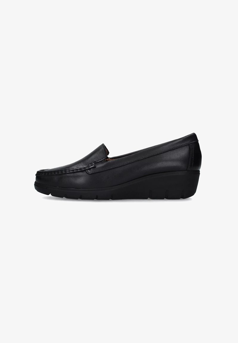 Scarpa slip-on in pelle nera con punta arrotondata, dettagli di cucitura sottili e suola a zeppa per un'altezza maggiore. Texture liscia su tutta la superficie.