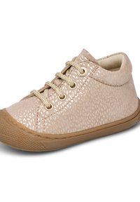 Růžové dětské boty s texturovaným svrškem, zlatými šněrovadly a kulatými očky. Gumová podrážka s mírně vyvýšenou špičkou.