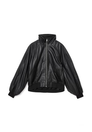 Giacca bomber in pelle nera con alto colletto, chiusura con zip e polsini a costine. Presenta una vestibilità comoda e tasche laterali. Texture liscia.