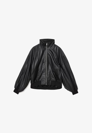 Giacca bomber in pelle nera con alto colletto, chiusura con zip e polsini a costine. Presenta una vestibilità comoda e tasche laterali. Texture liscia.