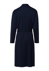 Námořnická modrá róba vyrobená z měkké tkaniny, s dlouhými rukávy, páskem v pase a límečkem. Jednoduchý design bez jakýchkoli vzorů.
