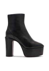 Čierna kožená členková obuv s špicatou špičkou, hrubou platformou a vysokým blokovým podpätkom, s hladkou textúrou a minimálnymi detailmi šitia.