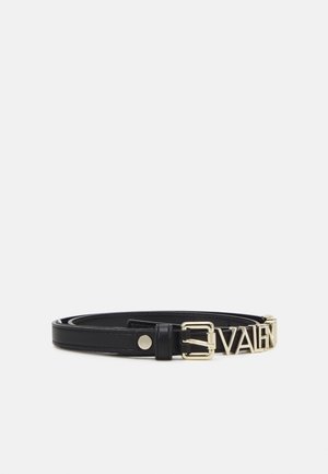 Zwarte leren riem met goudkleurige gesp en grote gouden letters die "VALENTINO" spellen op een witte achtergrond.