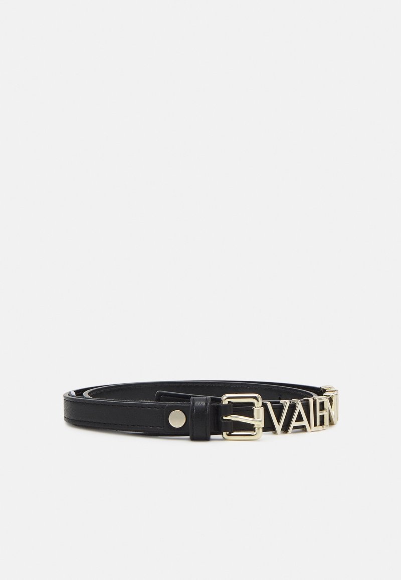 Czarny skórzany pasek ze złotą klamrą i dużymi złotymi literami tworzącymi napis "VALENTINO" na białym tle.
