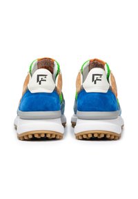 Sneakers da uomo realizzati in suede blu, beige e verde, con accenti testurizzati, colletto imbottito e suola intermedia bianca. Branding evidente sul tallone.