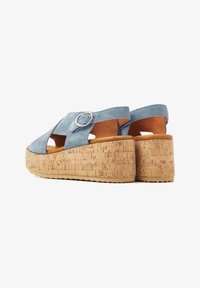Blauwe suède platform sandalen met kurken wig, open ontwerp, met een verstelbare gesp en een gestructureerde zool voor grip.
