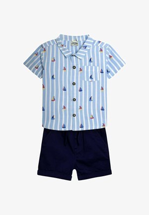 Cămașă cu mâneci scurte, cu dungi albastre și albe, printuri mici de bărci cu vele colorate, asortată cu pantaloni scurți de culoare bleumarin închis uni.