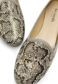 Metallisch goldene und silberne flache Schuhe mit einem strukturierten Schlangenhautmuster. Weiche beigefarbene Fütterung und elastischer beiger Rand um die Öffnung.