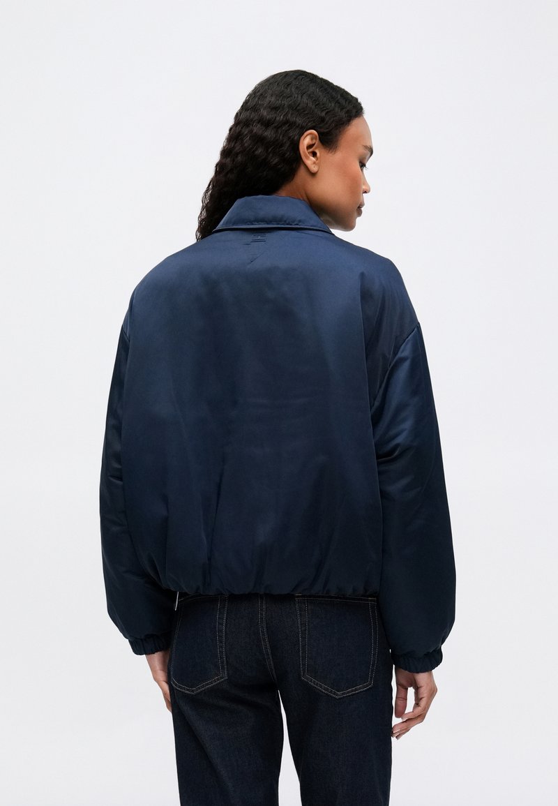 Tommy Hilfiger WATER REPELLENT SATIN RELAXED PADDED JACKET - Mezisezónní bunda - dark night navy