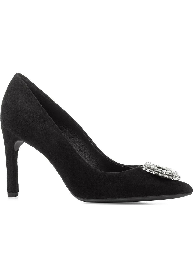 Décolleté nera in suede con tacco alto, caratterizzata da una punta affusolata e un ornamento decorativo in argento sulla parte anteriore. Texture liscia, design elegante.