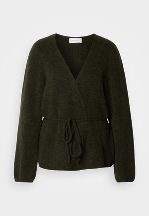 Sötétzöld, puha textúrájú anyagból készült rávarrt kardigán, hosszú ujjakkal, V-nyakkivágással és megkötős derékrésszel.