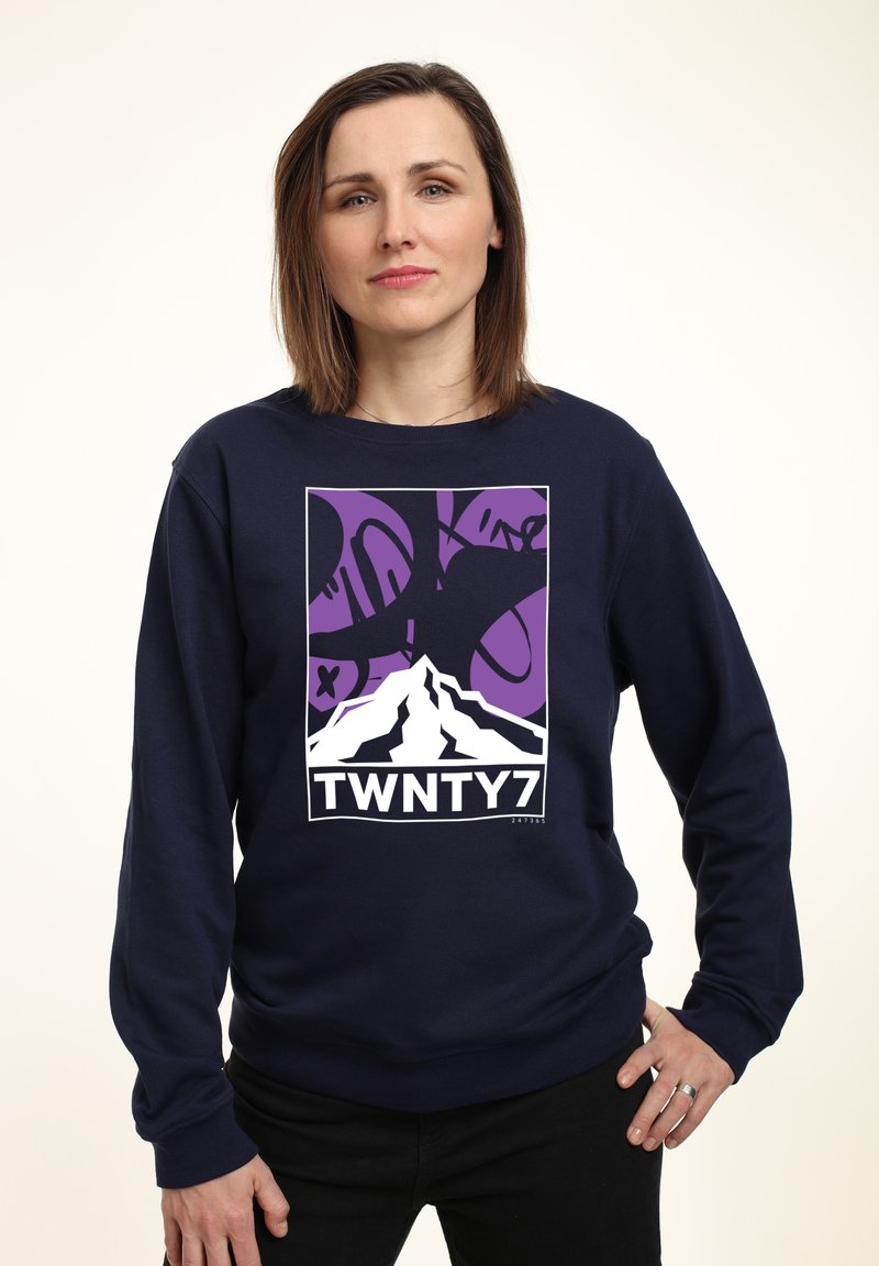 Felpa blu navy con un design grafico che presenta una montagna e forme astratte in viola e nero, con l'etichetta "TWNTY7" in basso.