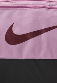 Nike Performance BRASILIA S 41L UNISEX  - Saco de desporto - orchid/black/dark beetroot