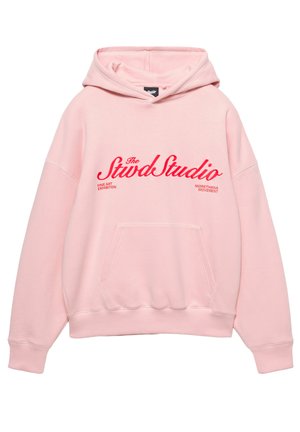 Puha anyagból készült rózsaszín kapucnis pulóver, elöl kenguruzsebbel és piros hímzett szöveggel. Húzózsinóros kapucnival és bordás mandzsettákkal tervezték.