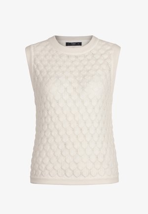 Biały top bez rękawów z teksturowanym wzorem dzianiny przypominającym łuski, z zaokrąglonym dekoltem i jednolitym obszyciem na dole i wokół otworów na ramiona.