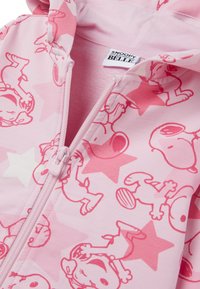 Sudadera con cremallera en color rosa que presenta a Snoopy y patrones de estrellas. Fabricada en un material suave con una textura lisa y una paleta de colores pastel.