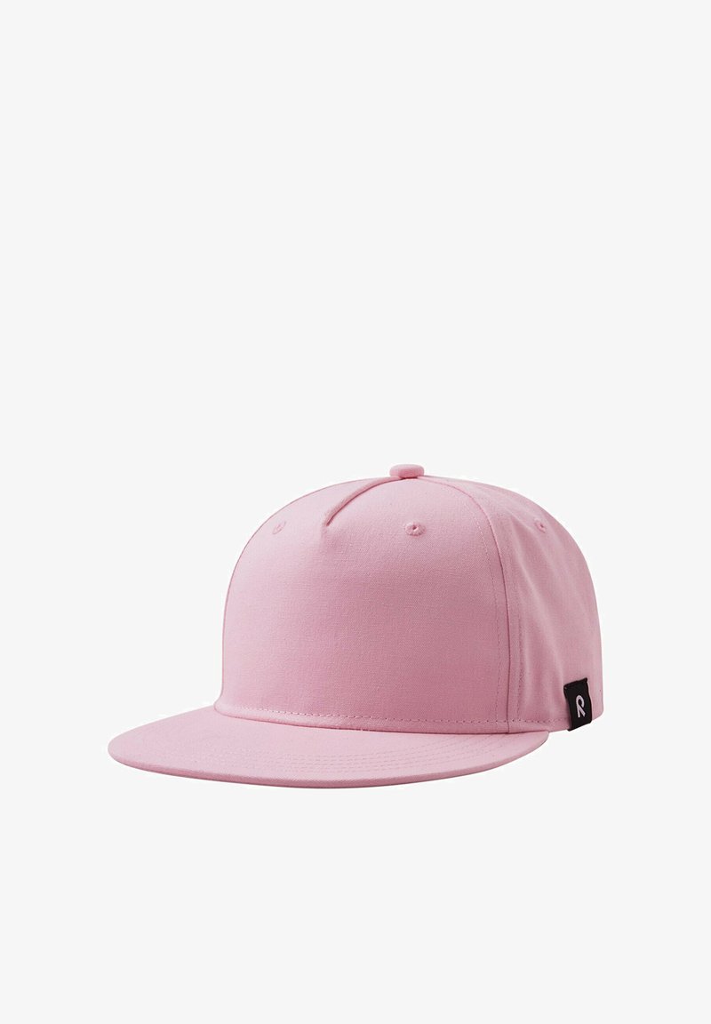 Rosa Baseballkappe aus Stoff, mit flachem Schirm, runder Krone und einem kleinen schwarzen Etikett mit Logo an der Seite.