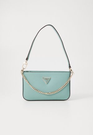 Sac à main bleu-vert clair avec une surface texturée, une anse noire, un accent en chaîne dorée et un logo triangulaire au centre. Forme rectangulaire structurée.