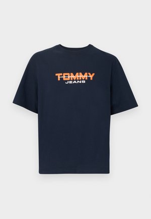 Tmavě modré tričko z bavlny, s nápisem "TOMMY" v oranžové a "JEANS" v bílé. Jednoduchý kulatý výstřih a krátké rukávy.