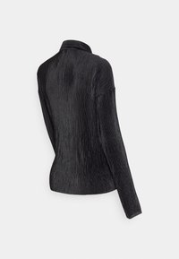 Camisa preta de manga longa com ribanas e colarinho. Textura suave, design ajustado e gola alta. A vista de trás mostra uma silhueta elegante.