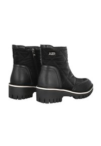 Botines negros hechos de cuero acolchado y texturizado, con cremallera lateral, suela de goma gruesa y un ribete blanco en contraste.