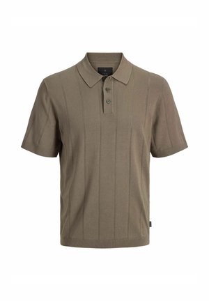 Tricou polo maro cu mâneci scurte, cu dungi verticale subtile și fante cu trei nasturi, confecționat dintr-un material tricotat ușor.