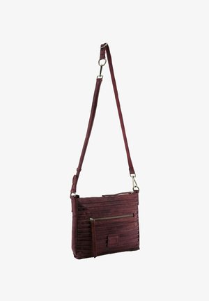 Sac banane en cuir bordeaux foncé avec une sangle réglable, design à couture horizontale, poche zippée avant et fermeture zippée supérieure.