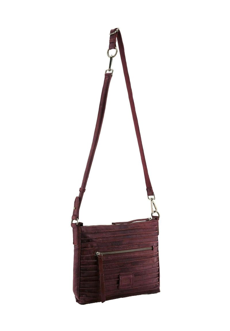 Sac banane en cuir bordeaux foncé avec une sangle réglable, design à couture horizontale, poche zippée avant et fermeture zippée supérieure.
