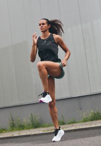 ASICS GEL-NIMBUS 26 - Zapatillas running asfalto - white/soothing sea