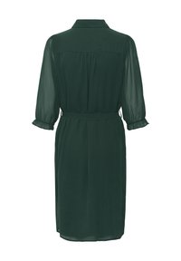 Tume roheline pikkade varrukatega kleit, millel on krae, nööbid, vöökoht ja volditud tagasi. Läbipaistev kanga pehme tekstuur.