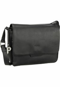 Bolso de hombro de cuero negro con cierre de solapa, correa ajustable y herrajes plateados que presenta un acento de llavero. Textura suave, diseño minimalista.