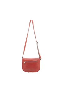 Borsa a tracolla rossa in pelle con tracolla regolabile, tasca frontale con zip, texture liscia e forma arrotondata.
