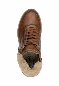 Hnědé kožené tenisky s texturovaným povrchem, šněrováním vpředu, umělou kožešinou na kotníku a bočním zipem pro snadné obouvání.