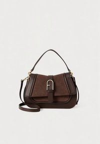 Sac à main en cuir marron à la forme structurée, avec un avant en daim, des ferrures dorées et une bandoulière amovible.