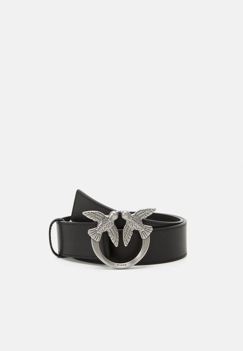 Ceinture en cuir noir enroulée avec une boucle circulaire argentée ornée de deux oiseaux détaillés se faisant face.