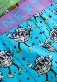 Bavlněné boxerkové trenky s modrým pozadím, na kterém jsou karikatury diskotékových koulí s brýlemi, tančící a obuté do žlutých bot, doplněné fialovým pasem.