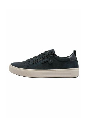 Sneaker neri in suede con finitura testurizzata, lacci elasticizzati e cerniera laterale. Suola in gomma crema con grip testurizzato.