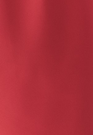 Rode stof met een gladde textuur en een matte afwerking. Het materiaal lijkt duurzaam met een consistente, levendige kleur overal.