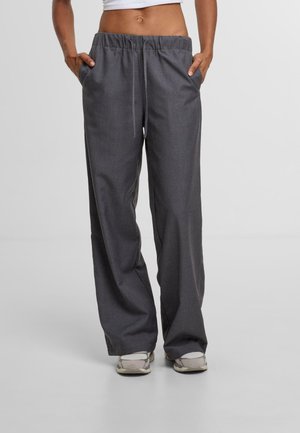 Grijze, wijde broek van stof met een gladde textuur. Voorzien van een elastische tailleband met een trekkoord en twee zijzakken.