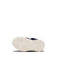 Marinsneakersula med texturerat gummi, framträdande mönster och cirkulära utskärningar. Krämfärgad sula med förstärkt hälstöd.