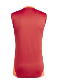 Top atletico senza maniche in tessuto rosso con colletto arancione. Texture liscia, design aderente e orlo curvo discreto in vita.
