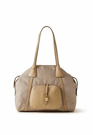 Sac à main beige texturé avec deux longues anses, une poche avant sécurisée par une bride en cuir et un fermoir doré, ainsi que des détails zippés sur les côtés.