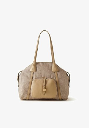 Sac à main beige texturé avec deux longues anses, une poche avant sécurisée par une bride en cuir et un fermoir doré, ainsi que des détails zippés sur les côtés.