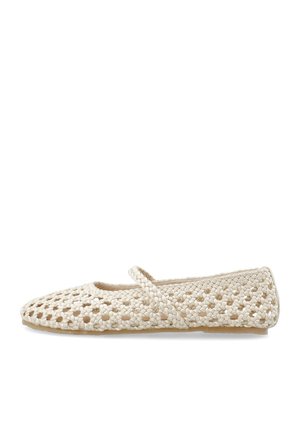 Chaussure plate tissée beige avec bout carré fermé et une bride tressée unique sur le cou-de-pied, présentée sur fond blanc.