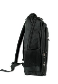 Zwarte rugzak van gepolsterd stof, met een gematteerde netzak, dubbele ritsen, verstelbare banden en een slank profiel voor gemakkelijk dragen.