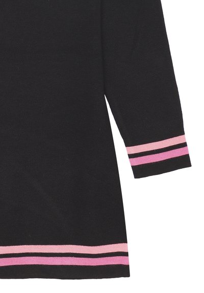 Maglione nero con maniche lunghe, caratterizzato da strisce orizzontali rosa e rosa chiaro ai polsini. Texture lavorata a maglia, design semplice.