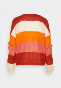 Dikke gebreide trui met brede horizontale strepen in roestrood, crème, oranje en roze, getoond vanaf de achterkant op een witte achtergrond.