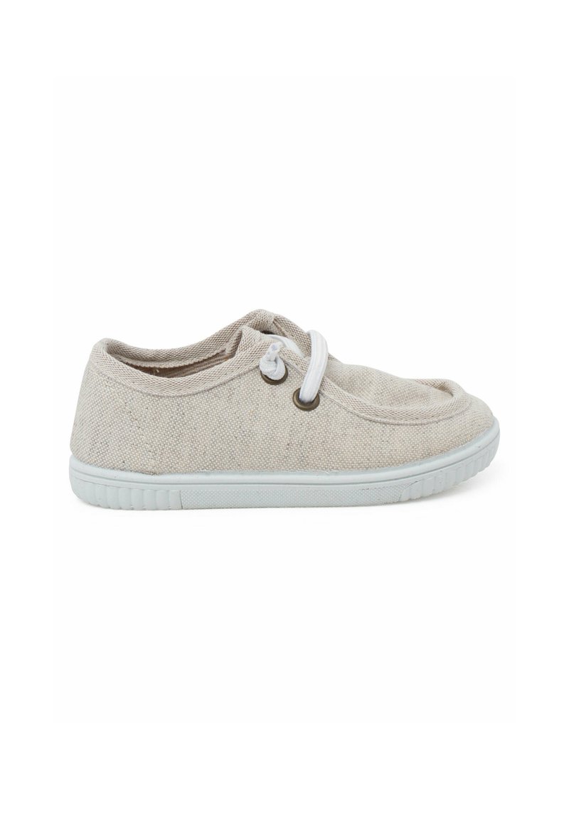 Helle beigefarbene Leinenschuhe mit weicher Textur, runder Zehenpartie, elastischen Schnürsenkeln und weißer Gummisohle. Minimalistisches Design ohne auffällige Muster.