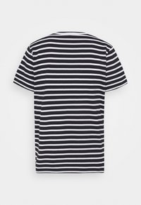 T-shirt à rayures noire et blanche avec un col rond et des manches courtes, présentant des rayures horizontales régulièrement espacées et une texture en coton douce.